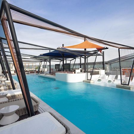 Hotel So/ Uptown Dubaj Zewnętrze zdjęcie The rooftop pool at the hotel