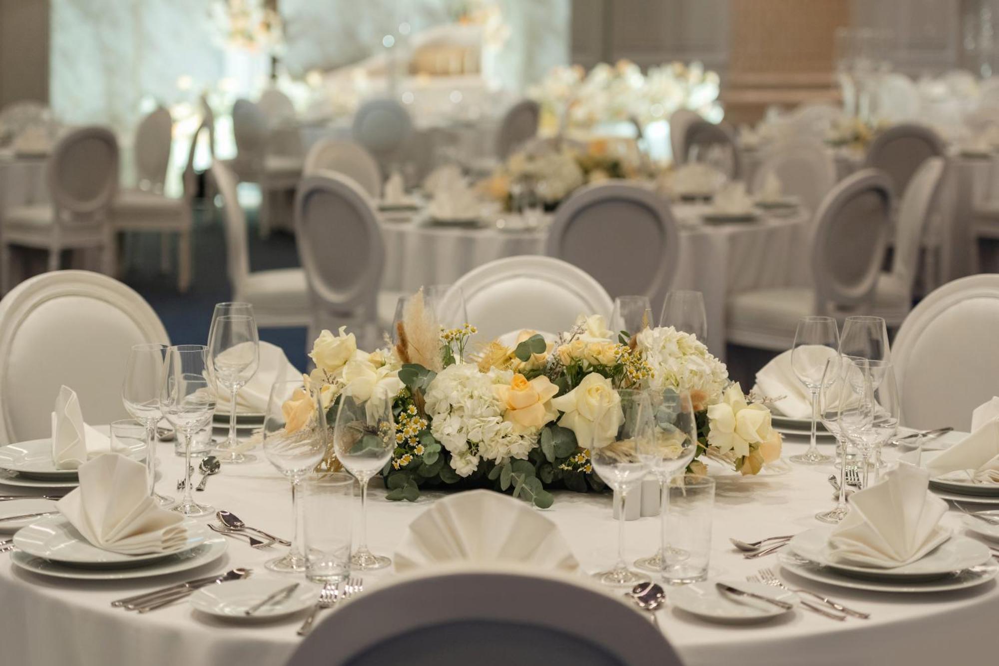 Hotel So/ Uptown Dubaj Zewnętrze zdjęcie A table set for a formal dinner