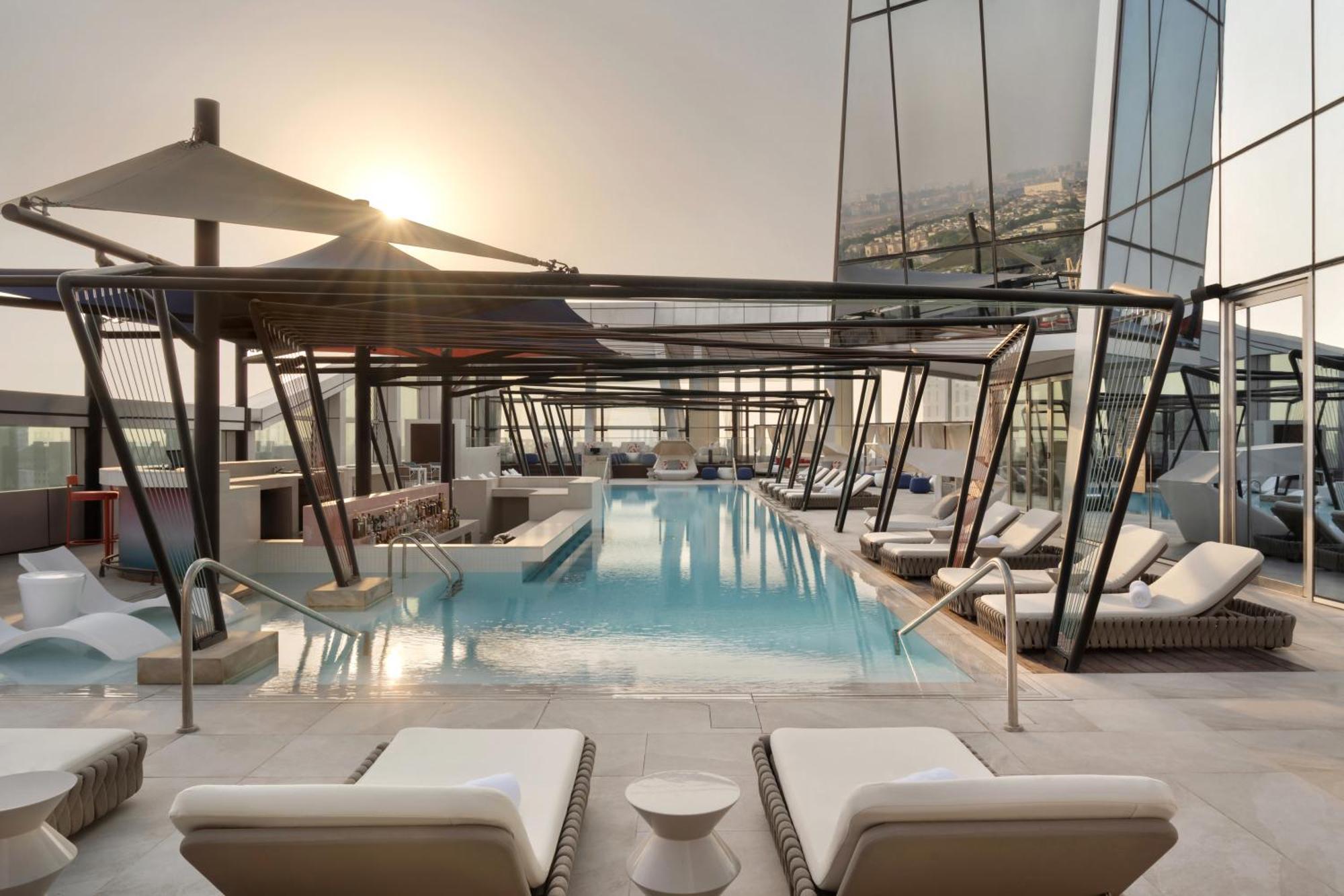 Hotel So/ Uptown Dubaj Zewnętrze zdjęcie The rooftop pool at the hotel