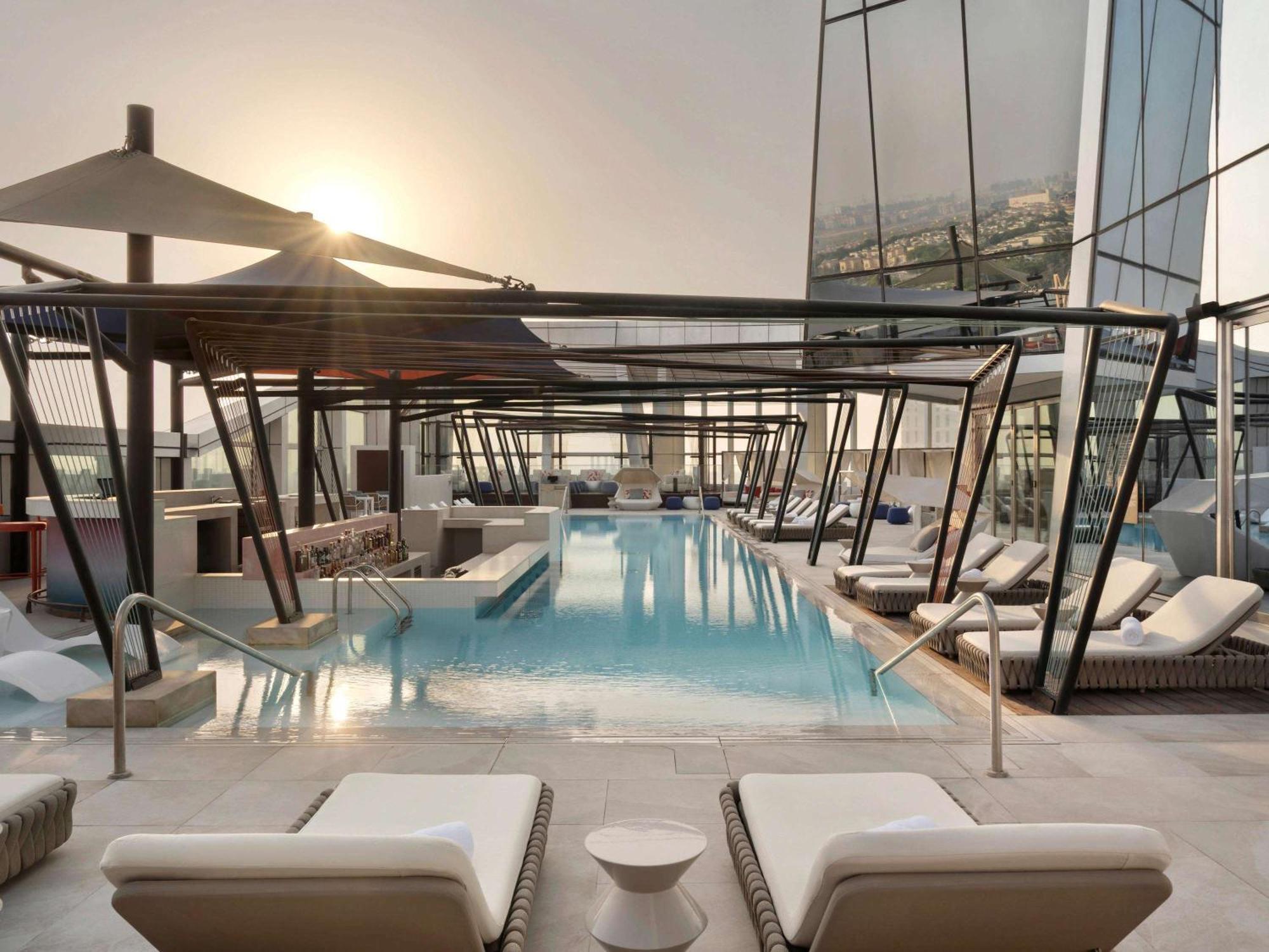Hotel So/ Uptown Dubaj Zewnętrze zdjęcie The rooftop pool at the hotel