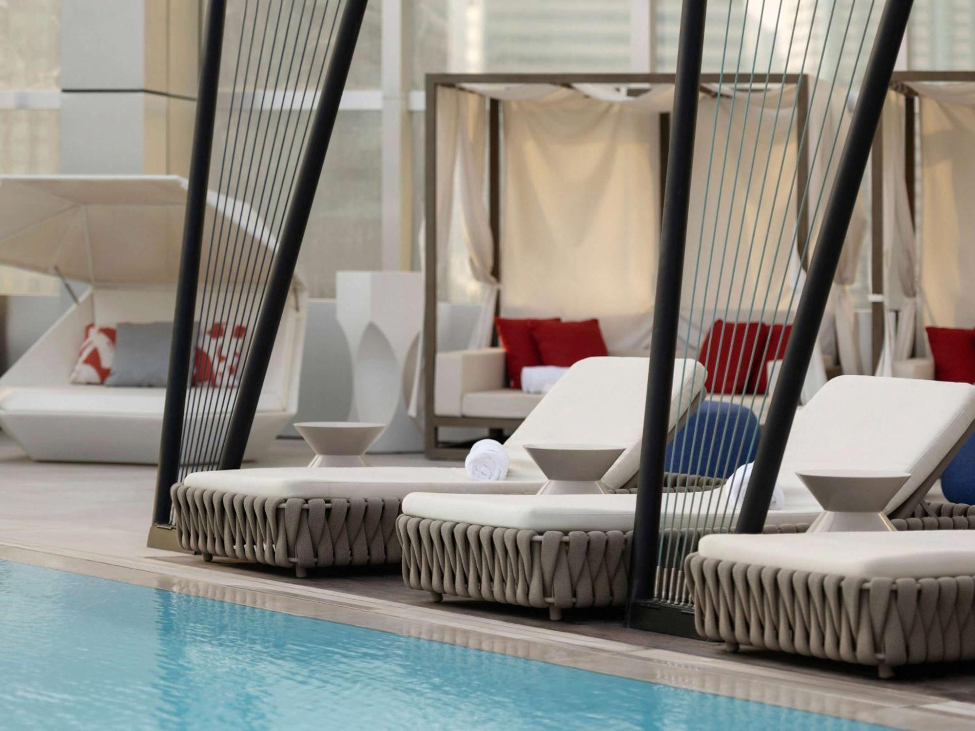 Hotel So/ Uptown Dubaj Zewnętrze zdjęcie Cabanas at the pool
