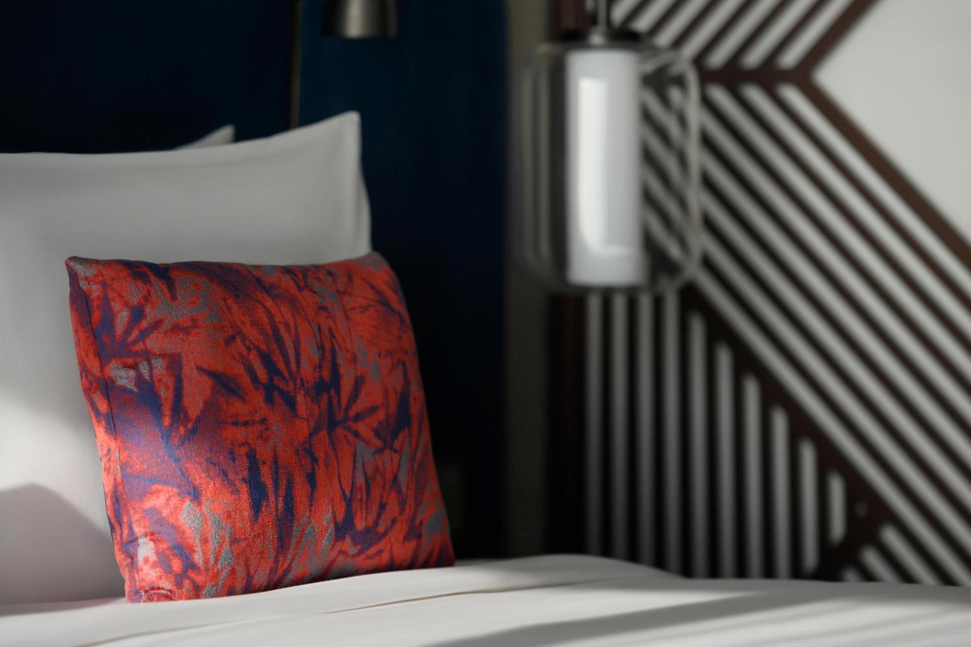 Hotel So/ Uptown Dubaj Pokój zdjęcie A throw pillow