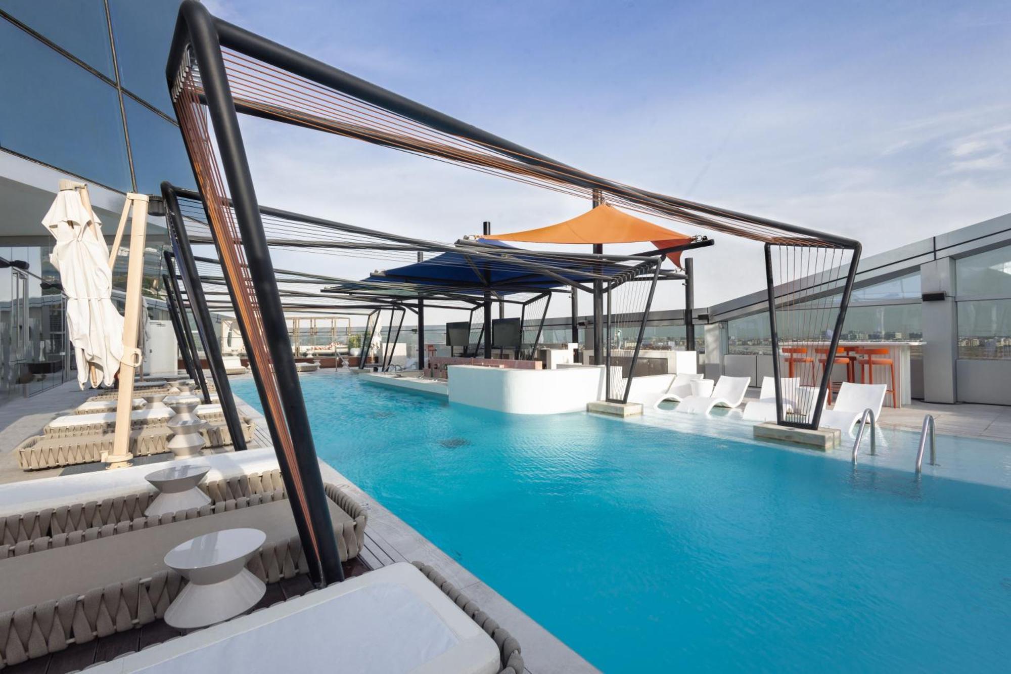 Hotel So/ Uptown Dubaj Zewnętrze zdjęcie The rooftop pool at the hotel